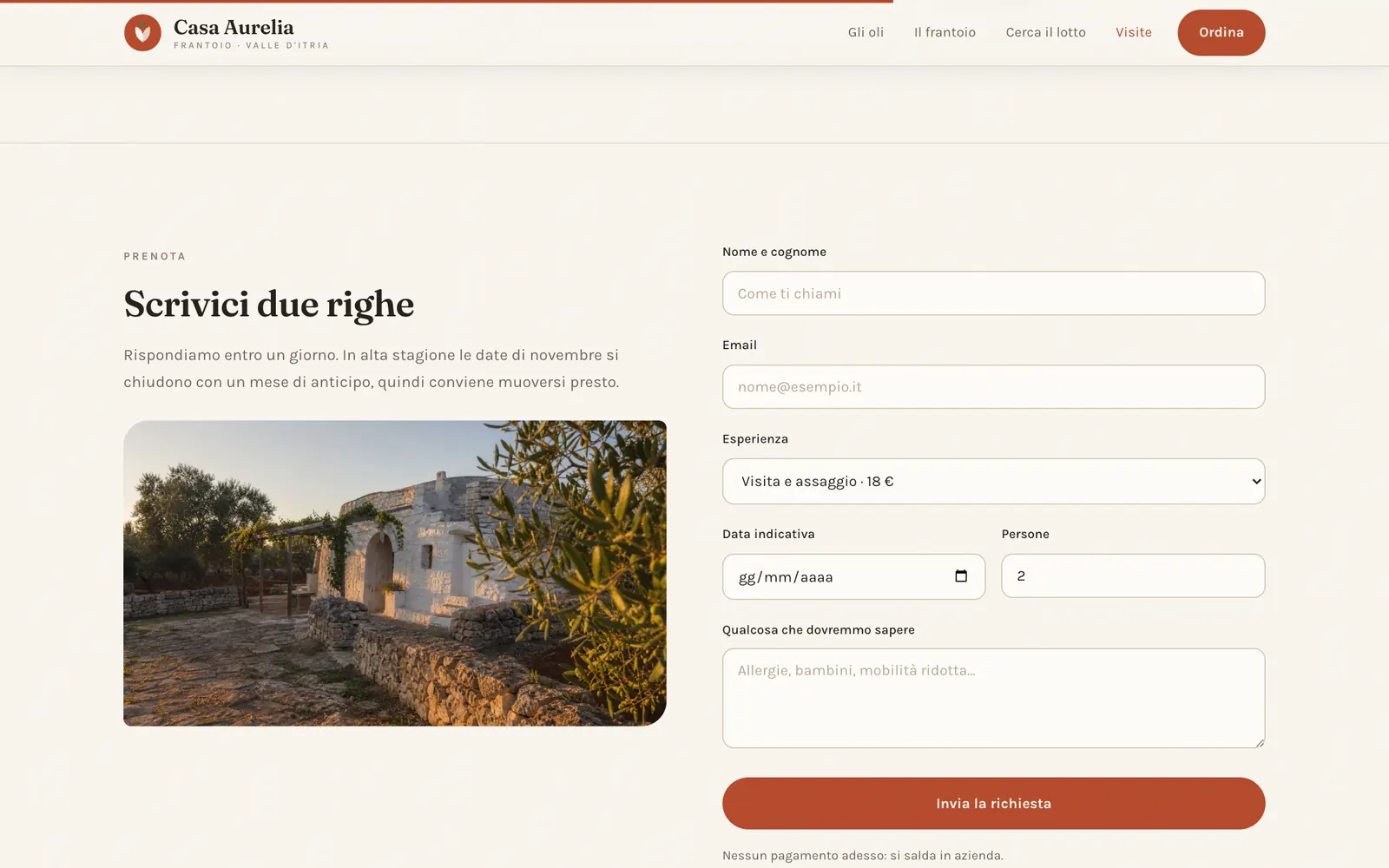 Le visite: le tre esperienze con prezzo, Visita e assaggio, Raccolta con noi, Pranzo in masseria, e il modulo Scrivici due righe