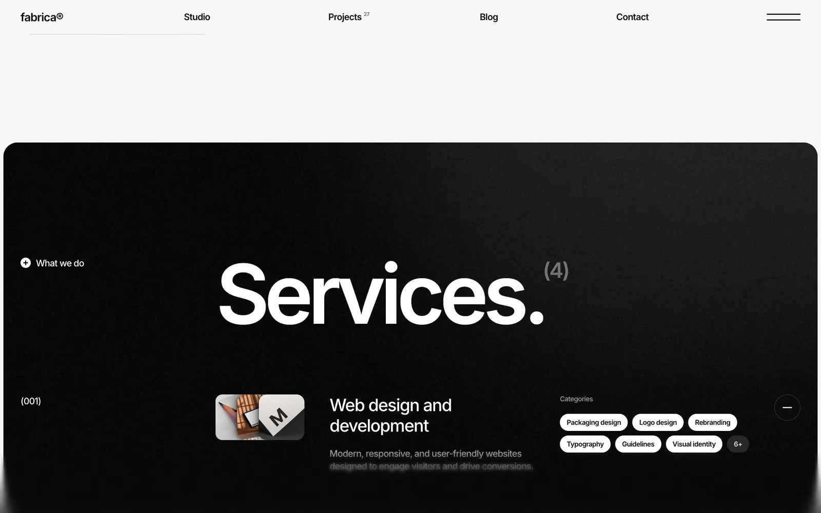 La sezione Services nera: il titolo, il servizio 001 Web design aperto con la descrizione e le categorie, gli altri chiusi con il pi&ugrave;