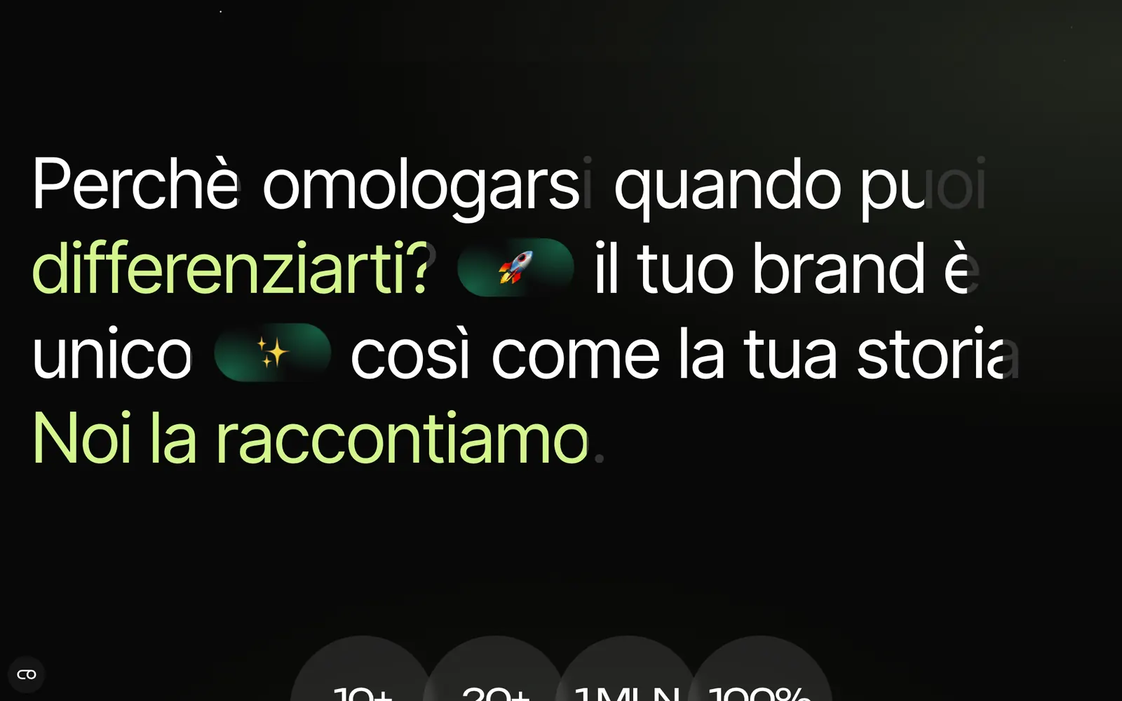 Il manifesto a lettere grandi: Perché omologarsi quando puoi differenziarti, il tuo brand è unico così come la tua storia, noi la raccontiamo; con le parole in lime e le emoji